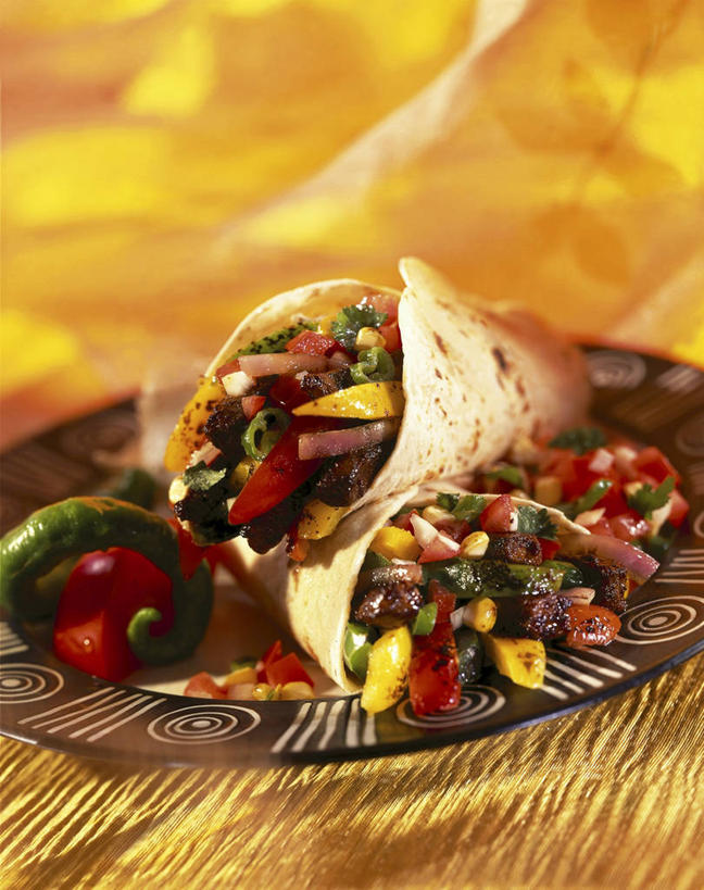 无人,竖图,俯视,室内,特写,白天,烹饪,西餐,玉米,餐桌,桌子,辣椒,蔬菜,餐具,一堆,许多,阴影,堆叠,堆积,朦胧,模糊,新鲜,反射,棒子,碟子,盘,影子,玉蜀黍,料理,食品,菜肴,美食,食物,盘子,碟,快餐,西式,佳肴,有机食品,绿色食品,餐台,堆,苞米,苞芦,彩椒,鸡肉卷,西式快餐,辣角,红海椒,大椒,辣虎,广椒,苞谷,包谷,大蜀黍,番麦,薏米包,玉高粱,玉麦,珍珠米,甜椒,柿子椒,辣子,海椒,番椒,灯笼椒,彩图,高角度拍摄