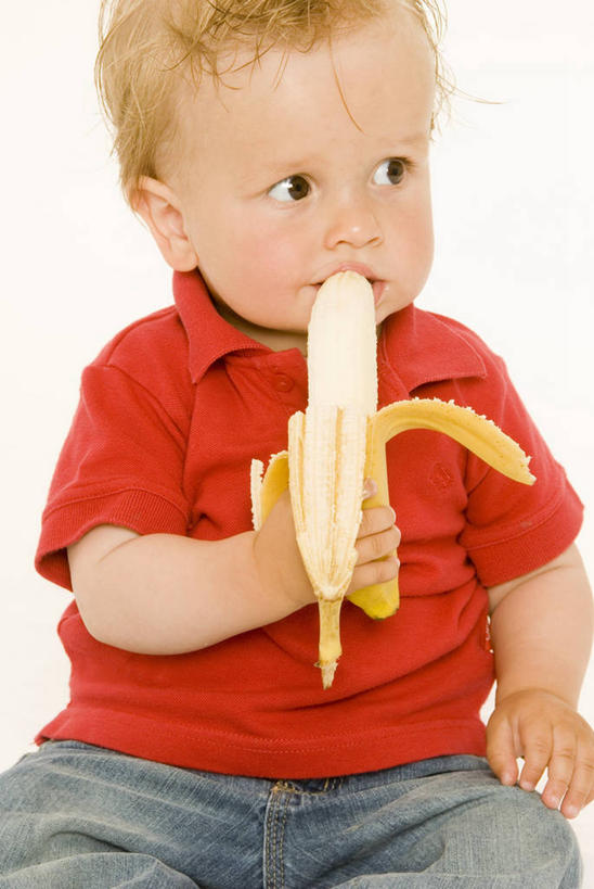 西方人,儿童,一个人,坐,吃,竖图,室内,白天,白色背景,正面,纯洁,香蕉,水果,欧洲,欧洲人,仅一个男性,仅一个人,握,阴影,服装,新鲜,反射,影子,生食,食品,果实,注视,休闲装,食物,一个,小孩,衣服,观察,看,仅一个小孩,休闲,休闲服,可爱,童年,童趣,握着,摄影,服饰,有机食品,绿色食品,影棚,单个,观看,察看,关注,童真,烂漫,无邪,天真,男孩,男人,男性,白种人,孩子,甘蕉,嚼,食,坐着,半身,彩图,影棚拍摄,拍摄,男生