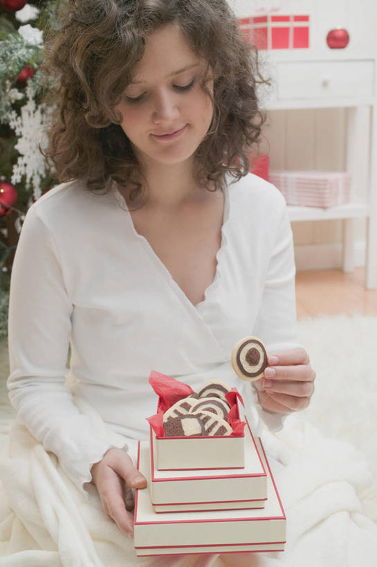 点心,西方人,一个人,坐,笑,微笑,竖图,室内,白天,正面,植物,礼盒,礼物,欧洲,圣诞节,欧洲人,仅一个年轻女性,仅一个女性,仅一个人,一堆,许多,握,阴影,堆叠,堆积,服装,节日,庆祝,反射,影子,纸盒,食品,圣诞树,曲奇,注视,休闲装,文化,盒子,树,树木,食物,衣服,绿色,自然,包装盒,礼品盒,饼干,零食,低头,观察,看,庆典,休闲,休闲服,握着,服饰,礼品,生长,成长,观看,纪念,堆,察看,关注,曲奇饼,曲奇饼干,年轻女性,女人,女性,白种人,坐着,半身,彩图