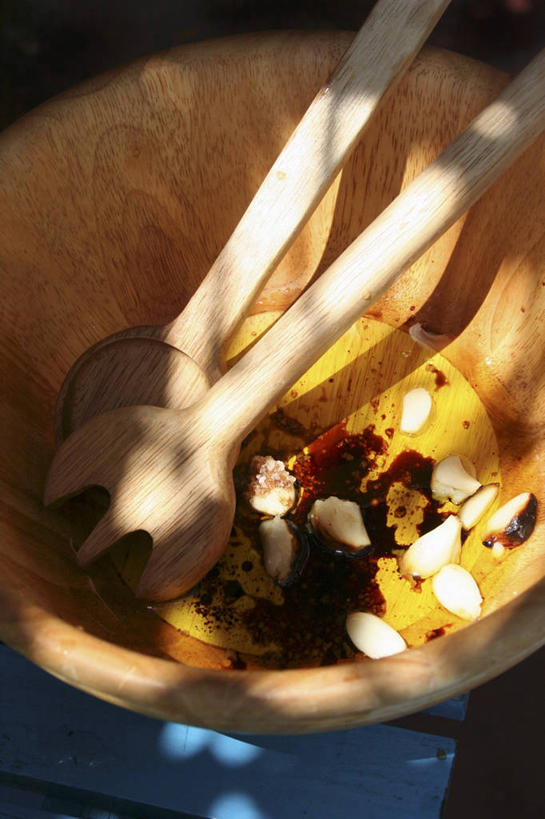 无人,竖图,俯视,室内,特写,白天,餐桌,桌子,蔬菜,蒜,餐具,阴影,朦胧,模糊,新鲜,反射,木制,叉子,影子,醋,调料,食品,调味品,调味料,蒜头,食物,两个,一个,木制品,容器,碗,有机食品,绿色食品,单个,餐台,储藏,储存,餐叉,食醋,胡蒜,苦酒,醯,进餐用具,大蒜,彩图,高角度拍摄,贮存