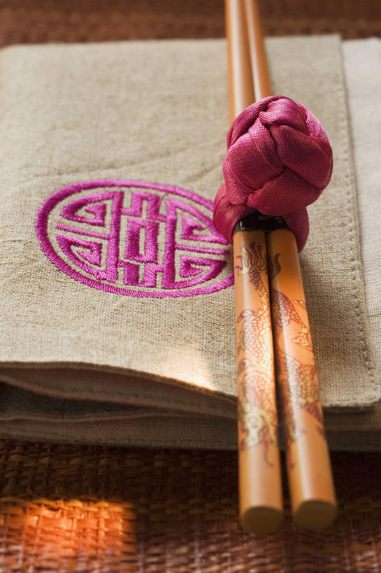 无人,竖图,俯视,室内,特写,白天,餐桌,筷子,桌子,静物,餐具,一双,阴影,反射,木制,布料,影子,布纹,文化,传统,桌布,餐巾,木制品,台布,餐台,礼节,礼仪,进餐用具,彩图,高角度拍摄