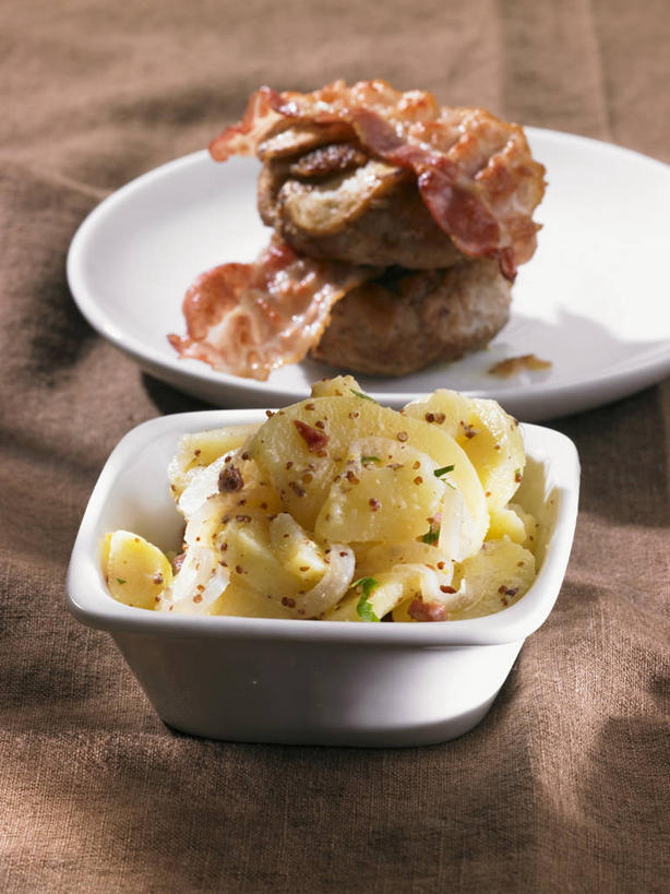 无人,竖图,俯视,室内,特写,白天,餐桌,桌子,蔬菜,土豆,餐具,一堆,许多,阴影,堆叠,堆积,新鲜,反射,碟子,盘,影子,陶瓷,肉,生食,蔬菜沙拉,沙拉,食品,陶瓷制品,色拉,培根,猪肉,沙律,肉类,食物,一个,白色,盘子,容器,碟,碗,有机食品,绿色食品,单个,餐台,色拉酱,储藏,堆,储存,千岛酱,肉食,豚肉,馍馍蛋,洋芋,山药蛋,马铃薯,彩图,高角度拍摄,烟肉,腌熏,贮存