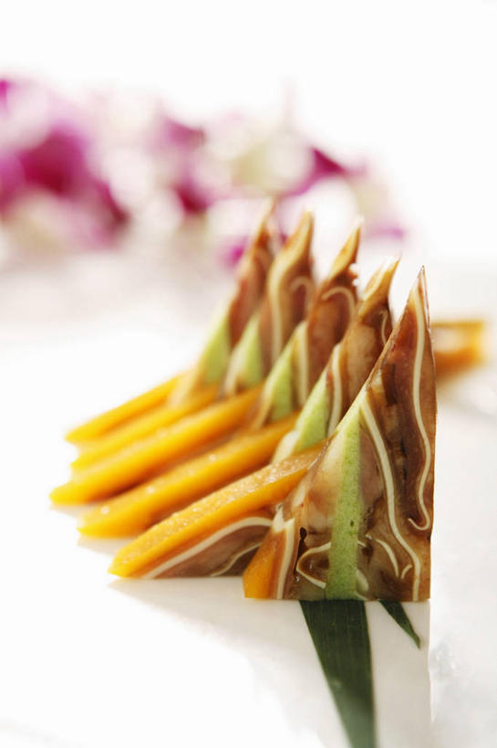 无人,竖图,俯视,室内,特写,白天,白色背景,餐桌,桌子,蔬菜,叶子,一排,许多,阴影,朦胧,模糊,新鲜,整齐,装饰,盛开,反射,影子,肉,生食,蔬菜沙拉,沙拉,食品,绿叶,石斛,花蕾,色拉,猪肉,沙律,肉类,花,花瓣,花朵,鲜花,食物,排列,两朵,花苞,花蕊,嫩叶,摄影,有机食品,绿色食品,影棚,餐台,色拉酱,华丽,修饰,点缀,队列,千岛酱,肉食,豚肉,衬托,美观,雅致,雅观,石斛兰,金钗石斛,叶,叶片,彩图,高角度拍摄,影棚拍摄,拍摄