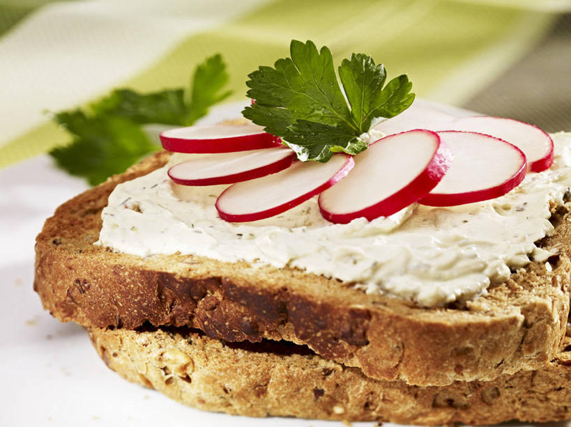 点心,面包,无人,横图,俯视,室内,特写,白天,餐桌,桌子,萝卜,芹菜,蔬菜,两块,阴影,朦胧,模糊,新鲜,反射,影子,食品,面点,甜点,甜品,食物,糕点,甜食,奶油,有机食品,绿色食品,荷兰芹,欧芹,香芹,餐台,乳制品,横截面,剖面,法香,巴西利,洋香菜,洋芫荽,法国香菜,旱芹菜,番荽,激凌,克林姆,淇淋,大红萝卜,东北红萝卜,截面,截面图形,莱菔,红萝卜,彩图,高角度拍摄