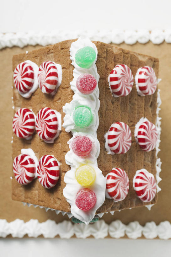 点心,无人,竖图,俯视,室内,特写,白天,白色背景,餐桌,桌子,圣诞节,一排,许多,阴影,节日,庆祝,整齐,装饰,反射,影子,食品,糖,糖果,甜点,文化,食物,糕点,排列,饼干,甜食,零食,庆典,摄影,影棚,餐台,纪念,华丽,修饰,点缀,队列,薄荷糖,硬糖,姜饼,衬托,美观,雅致,雅观,姜饼屋,德式姜饼,彩图,高角度拍摄,影棚拍摄,拍摄,圣诞姜饼屋