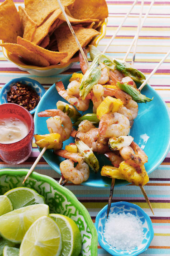 无人,竖图,俯视,室内,特写,白天,烹饪,餐桌,桌子,菠萝,餐具,水果,阴影,新鲜,反射,碟子,盘,影子,陶瓷,调料,酱料,酱汁,生食,虾,佐料,料理,食品,果实,陶瓷制品,调味品,调味料,泰式,酱,菜肴,美食,大虾,泰国料理,竹签,食物,盘子,容器,碟,碗,佳肴,有机食品,绿色食品,对虾,餐台,储藏,储存,斑节虾,取食签,酸橙,代代,泰菜,泰国菜,泰式料理,东方对虾,中国对虾,凤梨,橙子,橙,彩图,高角度拍摄,贮存