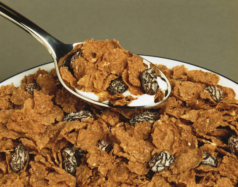 点心,牛奶,无人,横图,俯视,室内,特写,白天,餐桌,桌子,葡萄,一把,一堆,许多,阴影,堆叠,堆积,反射,影子,勺子,陶瓷,玉米片,食品,陶瓷制品,饮品,营养,食物,饮料,容器,调羹,汤匙,碗,快餐,零食,葡萄干,摄影,影棚,餐台,储藏,堆,乳制品,奶,牛乳,储存,垃圾食品,安神,乌珠木,山葫芦,蒲桃,草龙珠,彩图,高角度拍摄,影棚拍摄,拍摄,贮存