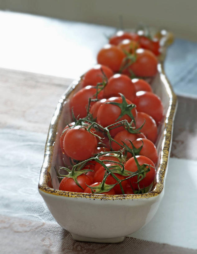 无人,竖图,俯视,室内,特写,白天,餐桌,桌子,蔬菜,西红柿,小番茄,一堆,许多,阴影,堆叠,堆积,朦胧,模糊,新鲜,反射,影子,食品,食物,红色,容器,有机食品,绿色食品,餐台,储藏,堆,储存,小西红柿,樱桃小番茄,珍珠小番茄,樱桃番茄,圣女果,番茄,彩图,高角度拍摄,贮存