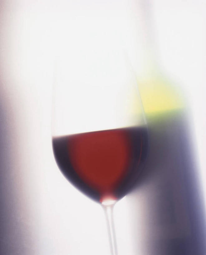 红酒,葡萄酒,无人,竖图,室内,特写,白天,正面,餐桌,桌子,杯子,阴影,朦胧,模糊,反射,高脚杯,影子,红酒杯,酒类,一杯,红酒瓶,玻璃制品,酒,酒瓶,饮料,玻璃瓶,酒杯,瓶子,红葡萄酒,餐台,葡萄酒杯,葡萄酒瓶,玻璃杯,彩图