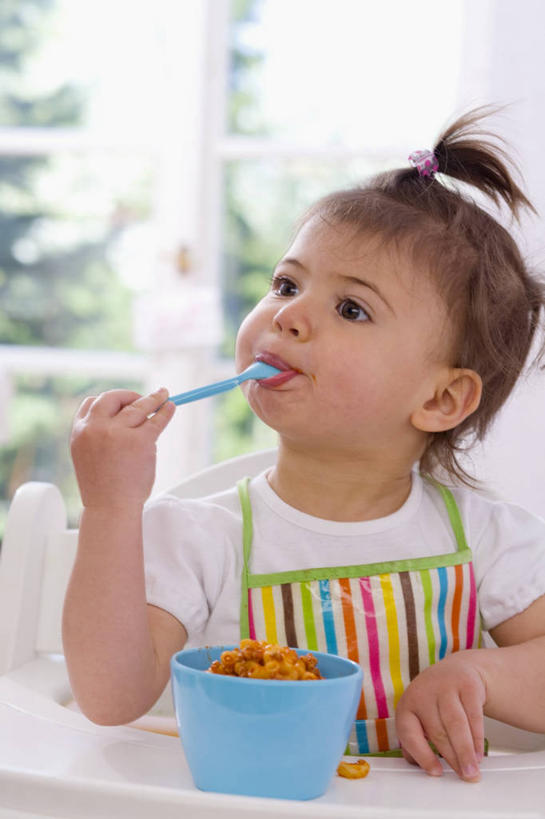 面食,面条,意大利面,西方人,儿童,一个人,坐,吃,竖图,俯视,室内,白天,西餐,纯洁,餐桌,桌子,椅子,欧洲,欧洲人,仅一个女性,仅一个人,一把,一堆,许多,握,阴影,堆叠,堆积,服装,朦胧,模糊,反射,影子,勺子,塑料,面,料理,食品,围兜,注视,休闲装,食物,小孩,衣服,餐巾,容器,塑料制品,调羹,汤匙,碗,观察,看,仅一个小孩,休闲,休闲服,可爱,童年,童趣,西式,握着,服饰,餐台,观看,储藏,堆,察看,储存,关注,儿童椅,婴儿椅,童真,烂漫,无邪,宝宝餐椅,宝宝椅,儿童餐椅,婴儿高脚椅,口水巾,食饭兜,婴儿围脖,婴儿围兜,天真,女孩,女人,女性,白种人,孩子,嚼,食,坐着,半身,彩图,高角度拍摄,贮存,女生