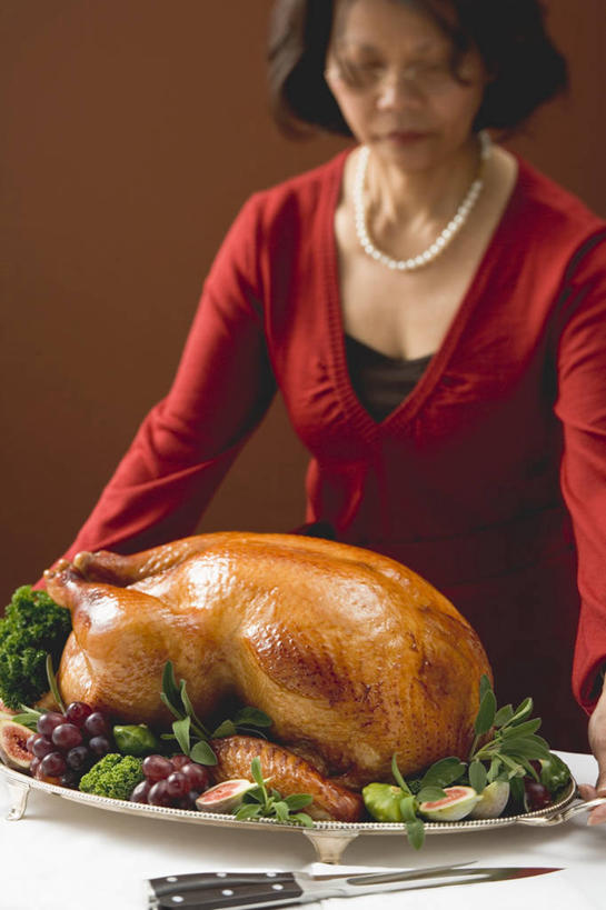 西方人,一个人,站,捧,竖图,室内,白天,正面,餐桌,桌子,蔬菜,餐具,水果,项链,欧洲,欧洲人,仅一个女性,仅一个人,一条,许多,阴影,服装,新鲜,反射,碟子,工具,盘,影子,鸡肉,肉,生食,食品,果实,刀具,火鸡,注视,休闲装,蔬果,肉类,装饰品,食物,衣服,红色,盘子,饰品,首饰,碟,刀,观察,看,站着,仅一个中年女性,休闲,休闲服,烤鸡,服饰,有机食品,绿色食品,餐台,观看,察看,关注,餐刀,肉食,女人,女性,中年女性,白种人,端,端着,捧着,手捧,站立,半身,彩图