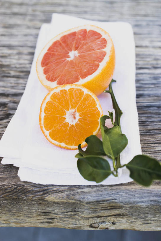 无人,竖图,俯视,室内,特写,白天,餐桌,桌子,柑橘,水果,叶子,阴影,新鲜,反射,木制,影子,生食,食品,果实,绿叶,葡萄柚,食物,两个,木制品,西柚,嫩叶,有机食品,绿色食品,餐台,横截面,剖面,朱栾,柑桔,截面,截面图形,叶,叶片,橘子,桔子,彩图,高角度拍摄,大红蜜橘,大红袍,红橘,黄橘,宽皮橘