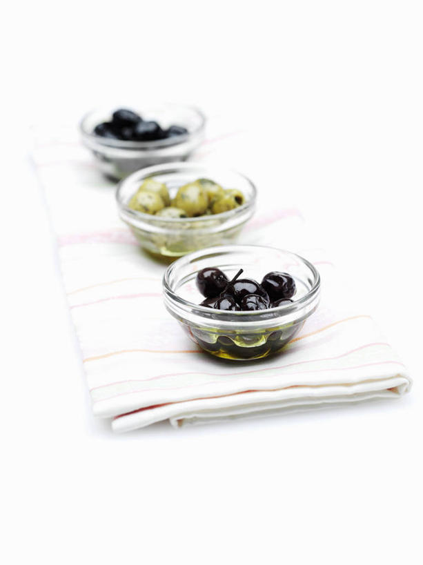 无人,竖图,俯视,室内,特写,白天,白色背景,餐桌,桌子,橄榄,水果,玻璃,一堆,一排,许多,阴影,堆叠,堆积,新鲜,整齐,反射,布料,影子,生食,食品,果实,布纹,玻璃制品,桌布,食物,排列,三个,餐巾,容器,台布,碗,摄影,有机食品,绿色食品,影棚,餐台,储藏,堆,黑橄榄,储存,队列,乌橄榄,乌榄,油橄榄,青果,白榄,彩图,高角度拍摄,影棚拍摄,拍摄,贮存