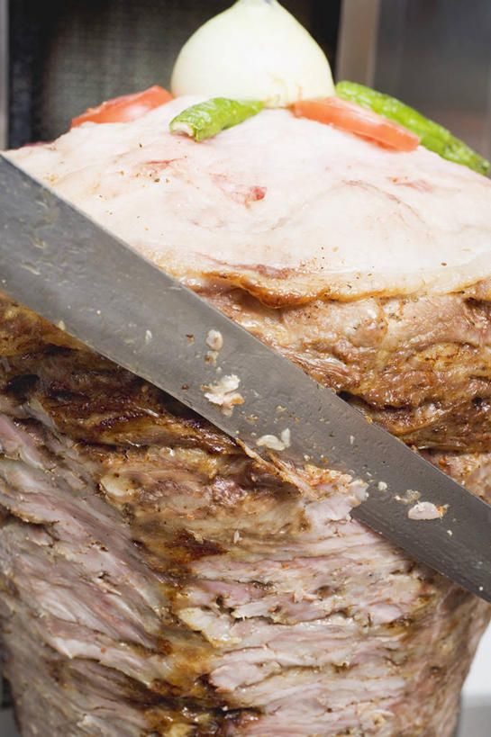 无人,竖图,俯视,室内,特写,白天,餐桌,桌子,蔬菜,餐具,一把,阴影,新鲜,反射,工具,影子,调料,酱料,酱汁,肉,佐料,食品,刀具,调味品,调味料,酱,肉类,食物,刀,有机食品,绿色食品,餐台,餐刀,肉食,彩图,高角度拍摄