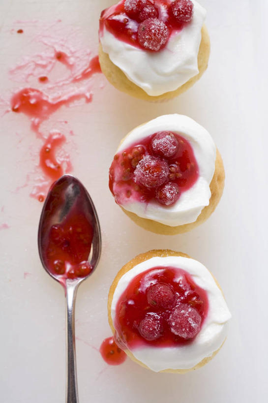 点心,无人,竖图,俯视,室内,特写,白天,白色背景,下午茶,餐桌,桌子,浆果,水果,一把,一排,阴影,新鲜,整齐,反射,影子,勺子,灯笼果,生食,食品,果实,松饼,食物,糕点,排列,三个,调羹,汤匙,果酱,奶油,摄影,有机食品,绿色食品,影棚,餐台,乳制品,队列,红醋栗,果子酱,激凌,克林姆,淇淋,玛芬蛋糕,醋栗,彩图,高角度拍摄,影棚拍摄,拍摄