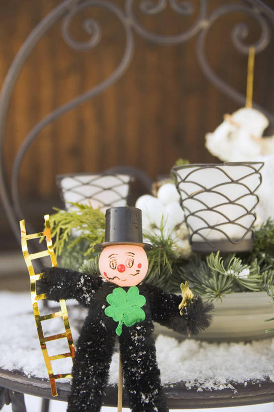 西方人,一个人,无人,栏杆,站,笑,攀登,微笑,竖图,俯视,室内,特写,白天,西装,自由,餐桌,桌子,帽子,金属制品,雕塑,欧洲,圣诞节,欧洲人,仅一个男性,仅一个人,握,阴影,套装,正装,节日,朦胧,模糊,庆祝,艺术,装饰,反射,金属,雕刻,雕像,梯子,影子,阶梯,围栏,四叶草,职业装,礼帽,文化,护栏,幸运草,仅一个年轻男性,手套,工艺品,站着,庆典,爬,握着,餐台,纪念,上升,美术,主题,和平,陈列,功能,美学,牛角花,统一,登高,团结,幸运,男人,男性,年轻男性,白种人,攀爬,站立,彩图,高角度拍摄,全身