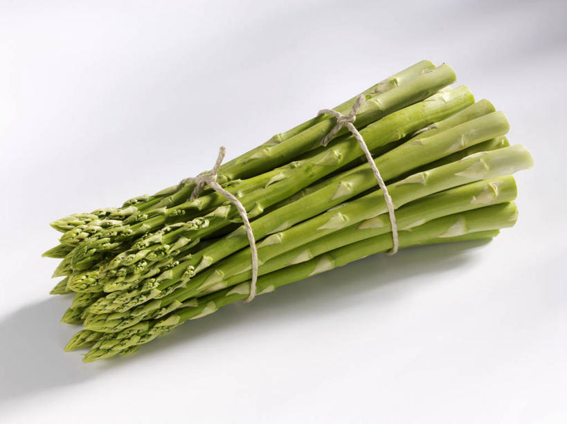 无人,横图,俯视,室内,特写,白天,白色背景,餐桌,桌子,芦笋,蔬菜,一堆,许多,阴影,堆叠,堆积,新鲜,反射,影子,食品,食物,绳子,摄影,有机食品,绿色食品,影棚,餐台,堆,捆绑,绳索,绑缚,猪尾巴,药鸡豆子,石刁柏,蚂蚁杆,龙须菜,狼尾巴根,彩图,高角度拍摄,影棚拍摄,拍摄