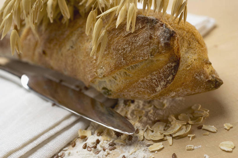 点心,面包,无人,横图,俯视,室内,特写,白天,餐桌,桌子,餐具,一把,阴影,朦胧,模糊,反射,布料,工具,影子,食品,面点,刀具,法国面包,布纹,桌布,食物,糕点,白色,餐巾,台布,刀,餐台,法棍,全麦面包,长棍面包,餐刀,法式长棍面包,彩图,高角度拍摄