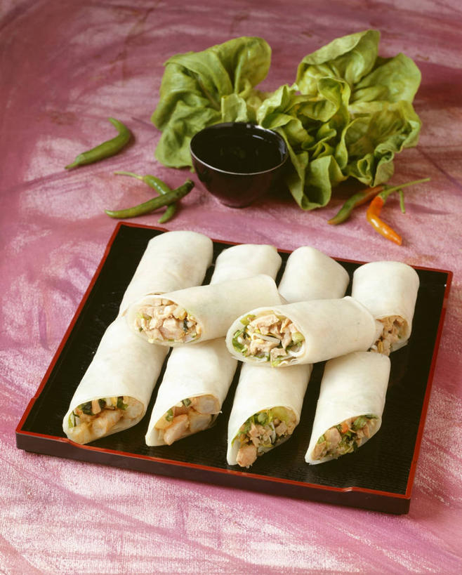 点心,无人,竖图,俯视,室内,特写,白天,餐桌,桌子,蔬菜,餐具,一排,许多,阴影,粉色背景,新鲜,整齐,反射,碟子,盘,影子,调料,酱料,酱汁,佐料,料理,食品,面点,调味品,调味料,酱,春卷,美食,食物,排列,一个,黑色,盘子,碟,中式,摄影,有机食品,绿色食品,影棚,单个,餐台,队列,薄饼,横截面,剖面,春饼,截面,截面图形,彩图,高角度拍摄,影棚拍摄,拍摄