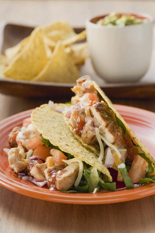 点心,无人,竖图,俯视,室内,特写,白天,餐桌,桌子,蔬菜,餐具,阴影,朦胧,模糊,新鲜,反射,碟子,盘,影子,陶瓷,鸡肉,肉,食品,陶瓷制品,文化,饼,小吃,肉类,食物,糕点,一个,盘子,容器,碟,碗,甜食,有机食品,绿色食品,单个,餐台,储藏,储存,肉食,玉米饼,彩图,高角度拍摄,贮存