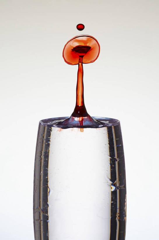 无人,竖图,室内,特写,白天,白色背景,正面,水,餐桌,桌子,杯子,阴影,飞溅,溅,反射,液体,影子,水滴,玻璃制品,水珠,红色,水杯,摄影,影棚,餐台,喷洒,玻璃杯,彩图,影棚拍摄,拍摄