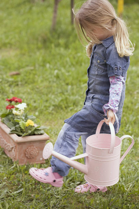 西方人,儿童,一个人,竖图,俯视,室外,白天,纯洁,植物,欧洲,欧洲人,仅一个女性,仅一个人,阴影,服装,裤子,盛开,光线,壶,盆栽,影子,盆景,花蕾,洒水壶,拎,注视,牛仔裤,休闲装,水壶,花,花瓣,花朵,鲜花,一个,小孩,衣服,绿色,阳光,自然,花苞,花蕊,低头,观察,看,仅一个小孩,休闲,休闲服,可爱,童年,童趣,服饰,生长,单个,成长,观看,察看,关注,童真,烂漫,无邪,浇水壶,天真,女孩,女人,女性,白种人,孩子,彩图,高角度拍摄,全身,女生,拎着