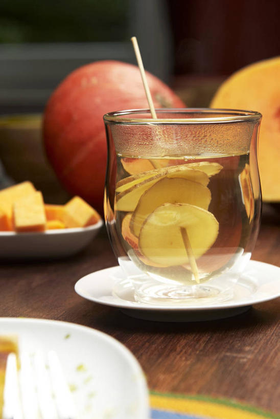 无人,竖图,室内,特写,白天,正面,幸福,餐桌,茶,桌子,南瓜,蔬菜,杯子,餐具,阴影,新鲜,反射,碟子,盘,影子,金瓜,茶叶,食品,饮品,一杯,娱乐,番瓜,玻璃制品,食物,盘子,水杯,碟,花茶,享受,休闲,温馨,搅拌棒,放松,乐趣,保健,养生,有机食品,绿色食品,餐台,麦瓜,倭瓜,花草茶,舒适,香花茶,香片,熏花茶,玻璃杯,彩图