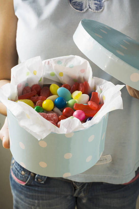 西方人,一个人,站,竖图,俯视,彩色,室内,特写,白天,欧洲,欧洲人,仅一个年轻女性,仅一个女性,仅一个人,一堆,许多,阴影,堆叠,堆积,服装,裤子,反射,影子,纸盒,食品,糖,糖果,甜点,甜品,软糖,牛仔裤,休闲装,盒子,食物,衣服,包装盒,甜食,打开,站着,休闲,休闲服,服饰,堆,五颜六色,色彩斑斓,开启,五彩缤纷,五彩斑斓,五光十色,年轻女性,女人,女性,白种人,站立,半身,彩图,高角度拍摄