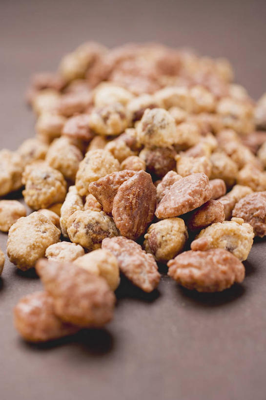 无人,竖图,俯视,室内,特写,白天,餐桌,桌子,一堆,许多,阴影,堆叠,堆积,灰色背景,朦胧,模糊,反射,影子,食品,糖,糖果,坚果,甜点,甜品,果实,食物,甜食,干果,摄影,影棚,餐台,堆,硬糖,彩图,高角度拍摄,影棚拍摄,拍摄