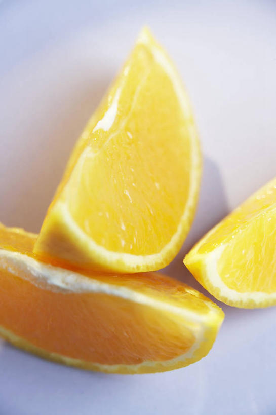 无人,竖图,俯视,室内,特写,白天,白色背景,餐桌,桌子,柑橘,水果,阴影,新鲜,反射,影子,生食,食品,果实,食物,三个,橙色,摄影,有机食品,绿色食品,影棚,餐台,横截面,剖面,柑桔,截面,截面图形,橘子,桔子,彩图,高角度拍摄,影棚拍摄,拍摄,大红蜜橘,大红袍,红橘,黄橘,宽皮橘