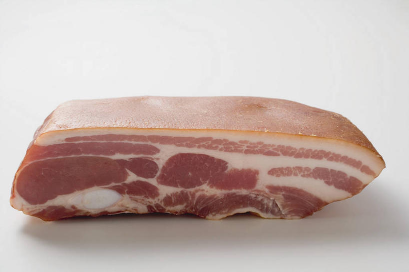 无人,横图,俯视,室内,特写,白天,白色背景,餐桌,桌子,一块,阴影,反射,影子,肉,火腿,猪肉,肉类,腌制,摄影,影棚,餐台,肉食,豚肉,熏制,火肉,兰熏,猪腿,彩图,高角度拍摄,影棚拍摄,拍摄