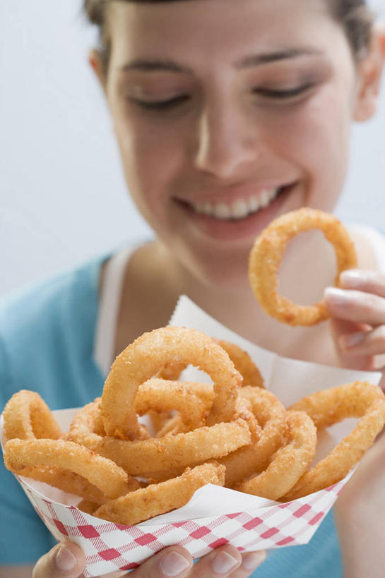 西方人,一个人,站,笑,微笑,露齿笑,竖图,室内,白天,白色背景,正面,烹饪,西餐,餐桌,桌子,欧洲,欧洲人,仅一个年轻女性,仅一个女性,仅一个人,一堆,许多,握,阴影,堆叠,堆积,服装,反射,影子,纸盒,料理,食品,注视,休闲装,洋葱圈,菜肴,美食,盒子,食物,衣服,包装盒,快餐,低头,观察,看,站着,休闲,休闲服,西式,握着,摄影,服饰,佳肴,影棚,餐台,观看,堆,察看,关注,西式快餐,垃圾食品,年轻女性,女人,女性,白种人,站立,半身,彩图,影棚拍摄,拍摄