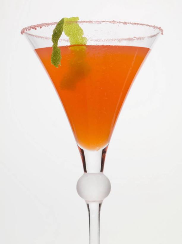 无人,竖图,室内,特写,白天,白色背景,正面,餐桌,桌子,杯子,水果,阴影,新鲜,反射,高脚杯,影子,生食,食品,果实,酒类,一杯,文化,玻璃制品,酒,食物,饮料,一个,酒杯,鸡尾酒,调酒,摄影,有机食品,绿色食品,影棚,单个,餐台,创造,想象,酸橙,鸡尾酒杯,代代,玻璃杯,橙子,橙,彩图,影棚拍摄,拍摄