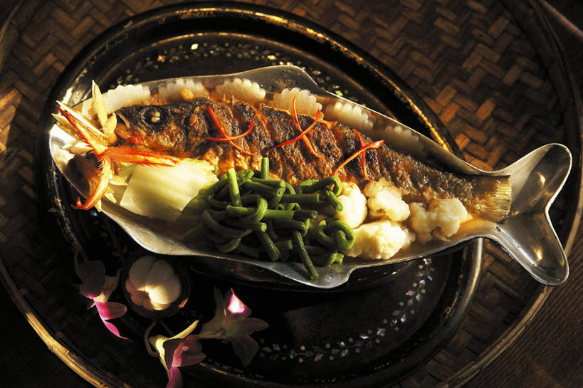 无人,横图,俯视,室内,特写,白天,烹饪,餐桌,桌子,蔬菜,餐具,阴影,新鲜,反射,鱼,包装,包装纸,碟子,铝箔纸,盘,锡箔纸,影子,纸,肉,鱼肉,料理,食品,纸张,泰式,菜肴,美食,肉类,鱼类,泰国料理,食物,盘子,碟,佳肴,有机食品,绿色食品,餐台,鲈鱼,包装材料,肉食,锡箔,铝箔,花鲈,鲈板,鲈子鱼,泰菜,泰国菜,泰式料理,彩图,高角度拍摄