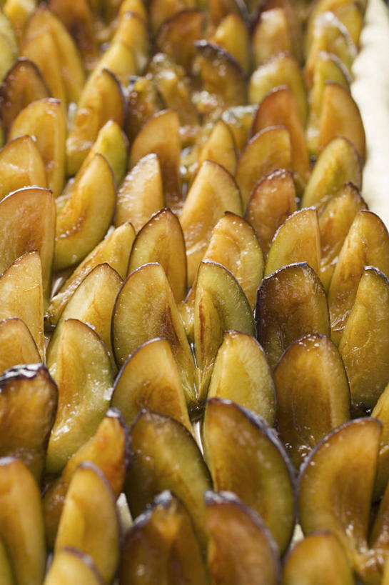 点心,无人,竖图,俯视,室内,特写,白天,李子,水果,一排,许多,阴影,朦胧,模糊,新鲜,整齐,反射,影子,生食,食品,甜点,甜品,果实,食物,糕点,排列,甜食,有机食品,绿色食品,队列,红李,鸡血李,杏李,彩图,高角度拍摄