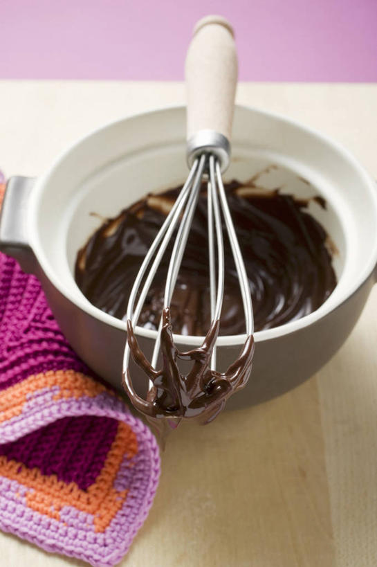 无人,竖图,俯视,室内,特写,白天,烹饪,餐桌,桌子,厨具,金属制品,阴影,反射,金属,布料,影子,陶瓷,食品,糖,糖果,甜点,甜品,褐色,陶瓷制品,布纹,桌布,食物,一个,餐巾,容器,打蛋器,搅拌器,台布,碗,甜食,巧克力,单个,餐台,储藏,朱古力,储存,烹饪用具,手动打蛋器,烹调用具,烹调,彩图,高角度拍摄,贮存