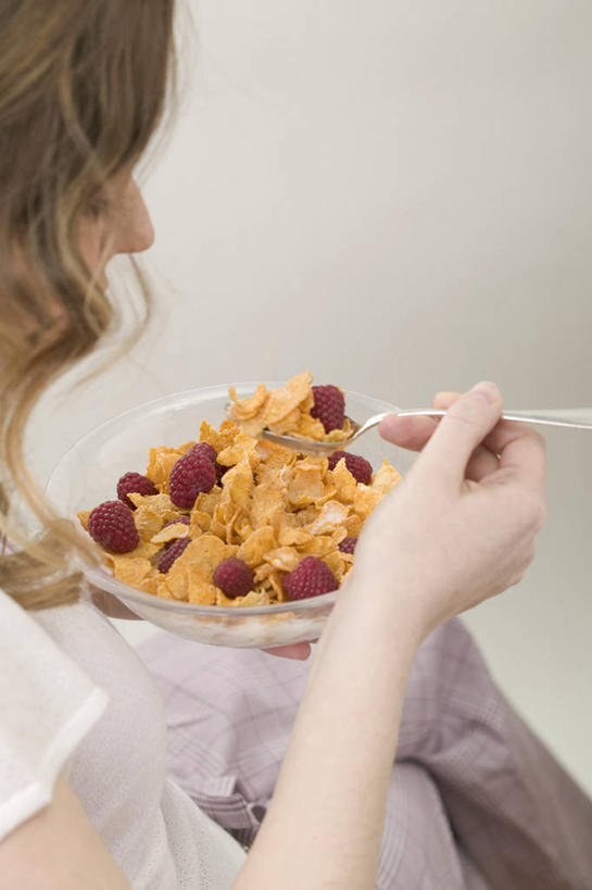 点心,西方人,一个人,坐,竖图,俯视,室内,特写,白天,白色背景,浆果,玻璃,欧洲,欧洲人,仅一个年轻女性,仅一个女性,仅一个人,一把,一堆,许多,握,阴影,堆叠,堆积,服装,反射,影子,勺子,桑葚,玉米片,食品,休闲装,玻璃制品,食物,衣服,红色,容器,调羹,汤匙,碗,快餐,零食,覆盆子,休闲,休闲服,握着,摄影,服饰,影棚,储藏,堆,储存,垃圾食品,年轻女性,女人,女性,白种人,坐着,半身,彩图,高角度拍摄,影棚拍摄,拍摄,贮存