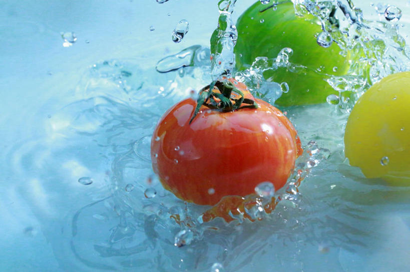 无人,横图,俯视,室内,特写,白天,水,蔬菜,西红柿,阴影,飞溅,蓝色背景,朦胧,模糊,新鲜,溅,反射,液体,影子,水滴,食品,水珠,食物,黄色,红色,绿色,摄影,有机食品,绿色食品,影棚,喷洒,番茄,彩图,高角度拍摄,影棚拍摄,拍摄