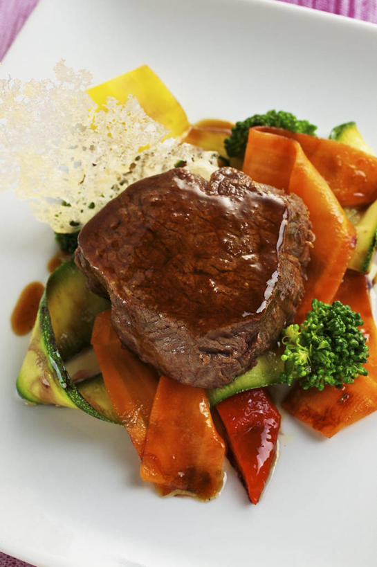 无人,竖图,俯视,室内,特写,白天,烹饪,西餐,餐桌,桌子,萝卜,胡萝卜,蔬菜,餐具,一块,阴影,新鲜,反射,碟子,盘,影子,花菜,花椰菜,西兰花,肉,牛排,牛肉,料理,食品,菜肴,美食,肉类,食物,一个,白色,盘子,碟,西式,佳肴,有机食品,绿色食品,单个,餐台,椰菜花,肉食,甘蓝花,红萝卜,甘荀,彩图,高角度拍摄