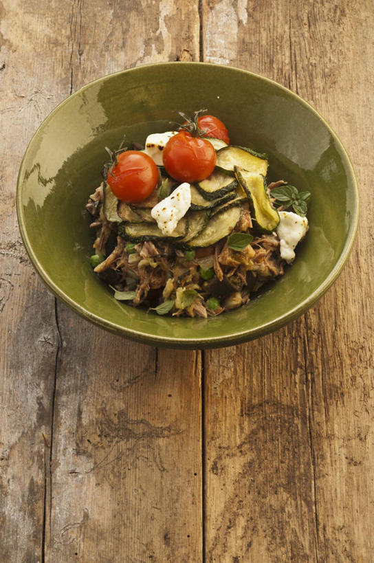 奶酪,无人,竖图,俯视,室内,特写,白天,烹饪,西餐,餐桌,桌子,蔬菜,西红柿,一堆,许多,阴影,堆叠,堆积,新鲜,反射,木制,影子,陶瓷,肉,干酪,起司,料理,食品,西葫芦,陶瓷制品,芝士,营养,羊肉,菜肴,美食,肉类,食物,一个,木制品,容器,碗,乳酪,白瓜,西式,佳肴,有机食品,绿色食品,单个,餐台,储藏,堆,乳制品,储存,发酵,肉食,茭瓜,番茄,彩图,高角度拍摄,贮存