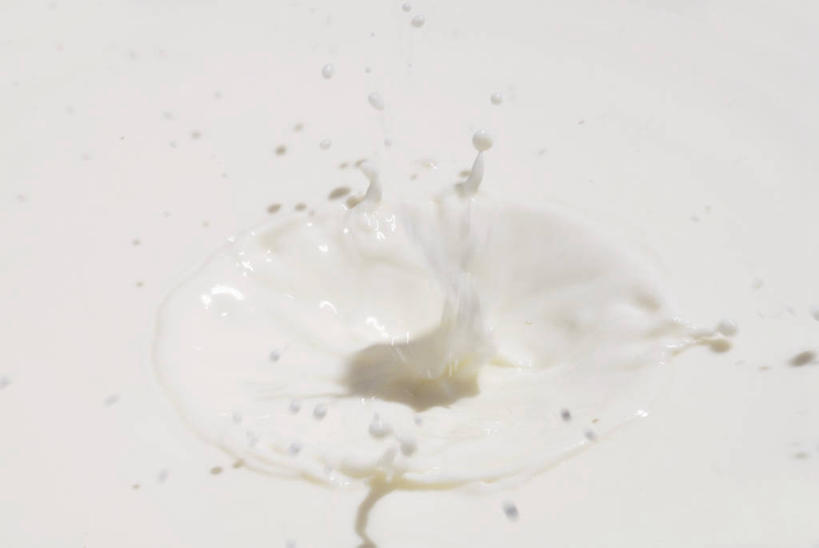 牛奶,无人,横图,俯视,室内,特写,白天,白色背景,水,阴影,飞溅,溅,反射,液体,影子,水滴,饮品,营养,水珠,饮料,白色,摄影,影棚,卫生,乳制品,奶,牛乳,喷洒,纯真,安神,洁净,光明,恬静,中间色,朴素,清白,彩图,高角度拍摄,影棚拍摄,拍摄