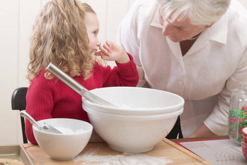 西方人,儿童,老年人,两个人,家庭,祖母,站,坐,笑,微笑,横图,室内,白天,正面,衬衫,纯洁,餐桌,厨房,桌子,欧洲,圣诞节,欧洲人,一堆,许多,弯腰,阴影,堆叠,堆积,服装,节日,庆祝,反射,粉末,影子,勺子,陶瓷,面粉,陶瓷制品,粮食,注视,休闲装,文化,小孩,衣服,容器,碗,观察,看,站着,庆典,休闲,温暖,温馨,一家人,休闲服,粉,可爱,童年,童趣,服饰,奶奶,餐台,观看,纪念,祖孙,储藏,堆,农产品,和睦,察看,储存,关注,童真,烂漫,无邪,原材料,外婆,外孙女,外祖母,弯身,粉状,天真,老年女性,女孩,女人,女性,白种人,孩子,孙女,站立,坐着,半身,彩图,衬衣,灶间,融洽,贮存,女生