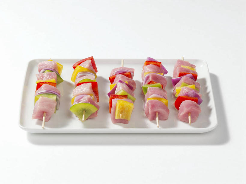 无人,横图,俯视,室内,特写,白天,白色背景,餐桌,桌子,辣椒,蔬菜,餐具,五个,一排,许多,阴影,新鲜,整齐,反射,碟子,盘,影子,肉,食品,羊肉,肉类,竹签,食物,排列,一个,白色,盘子,碟,摄影,有机食品,绿色食品,影棚,单个,餐台,队列,肉食,彩椒,辣角,红海椒,大椒,辣虎,广椒,取食签,甜椒,柿子椒,辣子,海椒,番椒,灯笼椒,彩图,高角度拍摄,影棚拍摄,拍摄