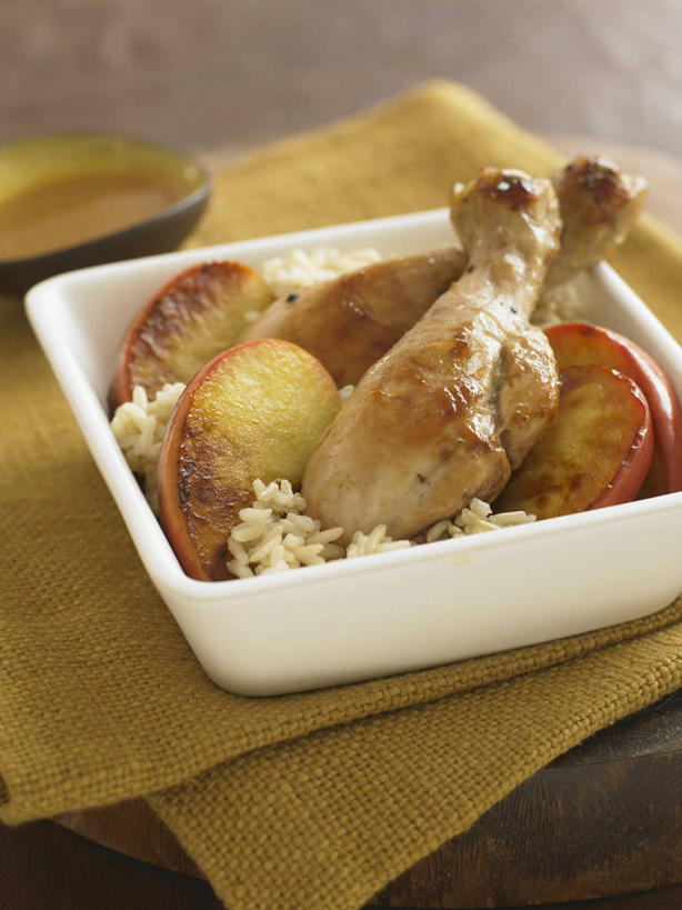 无人,竖图,俯视,室内,特写,白天,餐桌,桌子,苹果,水果,阴影,新鲜,反射,布料,影子,陶瓷,鸡肉,肉,生食,食品,果实,陶瓷制品,布纹,鸡腿,肉类,桌布,食物,一个,黄色,白色,餐巾,容器,台布,碗,有机食品,绿色食品,单个,餐台,储藏,鸡腿肉,储存,肉食,彩图,高角度拍摄,贮存