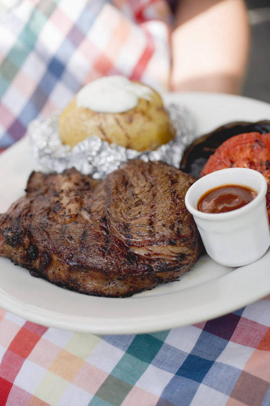 西方人,儿童,一个人,捧,竖图,俯视,室外,特写,白天,烹饪,西餐,纯洁,餐具,欧洲,欧洲人,仅一个女性,仅一个人,阴影,服装,朦胧,模糊,光线,包装,包装纸,碟子,铝箔纸,盘,锡箔纸,影子,纸,调料,酱料,酱汁,茄汁,肉,佐料,牛排,牛肉,料理,食品,纸张,调味品,调味料,休闲装,番茄酱,酱,菜肴,美食,肉类,食物,小孩,衣服,白色,阳光,盘子,碟,仅一个小孩,休闲,休闲服,可爱,童年,童趣,西式,服饰,佳肴,包装材料,肉食,童真,锡箔,烂漫,无邪,铝箔,天真,女孩,女人,女性,白种人,孩子,端,端着,捧着,手捧,半身,彩图,高角度拍摄,女生