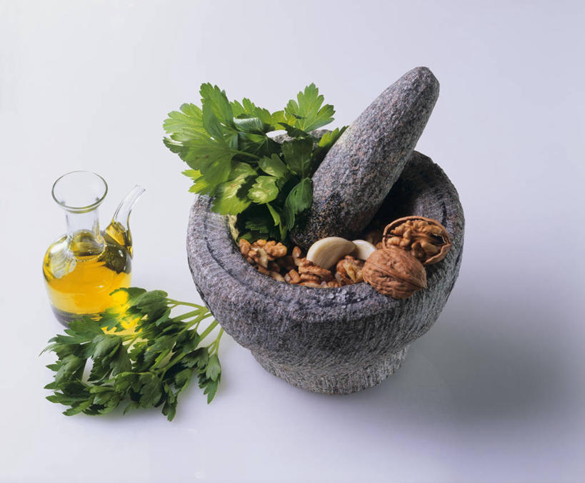 无人,横图,俯视,室内,特写,白天,餐桌,桌子,芹菜,蔬菜,玻璃,阴影,灰色背景,反射,壶,影子,食用油,油,橄榄油,坚果,果实,玻璃制品,水壶,茶壶,容器,干果,器皿,摄影,荷兰芹,欧芹,香芹,影棚,餐台,研磨,臼杵,植物油,研杵,研钵,法香,巴西利,洋香菜,洋芫荽,法国香菜,旱芹菜,番荽,臼,彩图,高角度拍摄,影棚拍摄,拍摄