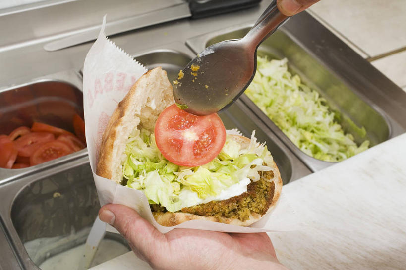 点心,面包,西方人,手,一个人,横图,俯视,室内,特写,白天,蔬菜,西红柿,小番茄,餐具,金属制品,欧洲,欧洲人,双手,仅一个男性,仅一个人,握,阴影,新鲜,反射,金属,碟子,盘,影子,豆类,食品,面点,食物,糕点,仅一个年轻男性,红色,盘子,夹子,碟,手部,握着,有机食品,绿色食品,鹰嘴豆,皮塔饼,回鹘豆,桃豆,鸡豆,诺胡提,食品夹,食物夹,面包夹,意粉夹,口袋面包,小西红柿,樱桃小番茄,珍珠小番茄,男人,男性,年轻男性,白种人,樱桃番茄,圣女果,番茄,半身,彩图,高角度拍摄