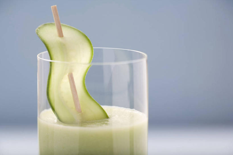 无人,横图,俯视,室内,特写,白天,餐桌,桌子,黄瓜,蔬菜,杯子,阴影,朦胧,模糊,新鲜,反射,影子,塑料,食品,甜点,甜品,一杯,玻璃制品,食物,饮料,一个,水杯,塑料制品,吸管,甜食,冰淇淋,摄影,有机食品,绿色食品,影棚,单个,餐台,鲜奶,空心,奶昔,饮管,玻璃杯,青瓜,胡瓜,彩图,高角度拍摄,影棚拍摄,拍摄,圆柱状