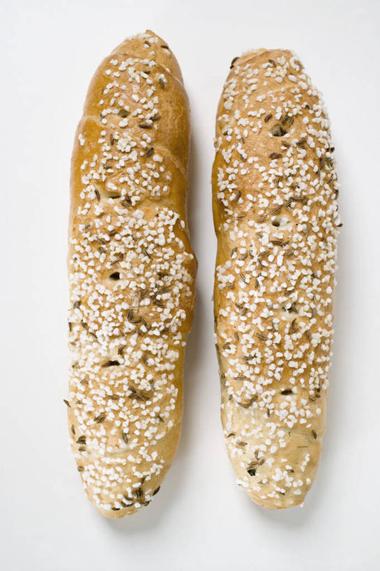 点心,面包,无人,竖图,俯视,室内,特写,白天,白色背景,餐桌,桌子,阴影,反射,影子,香菜,调料,盐,食品,面点,调味品,调味料,法国面包,食盐,食物,糕点,两个,摄影,影棚,餐台,法棍,长棍面包,胡菜,香荽,原荽,园荽,芫荽,法式长棍面包,胡荽,莞荽,芫茜,芫蓿,莚葛草,莚荽菜,彩图,高角度拍摄,影棚拍摄,拍摄