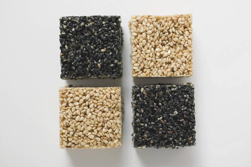 无人,横图,俯视,室内,特写,白天,白色背景,餐桌,桌子,一排,阴影,整齐,反射,影子,芝麻,食品,糖,糖果,甜点,甜品,食物,排列,甜食,四个,摄影,影棚,餐台,队列,硬糖,脂麻,胡麻,白麻,巨胜子,油麻,彩图,高角度拍摄,影棚拍摄,拍摄